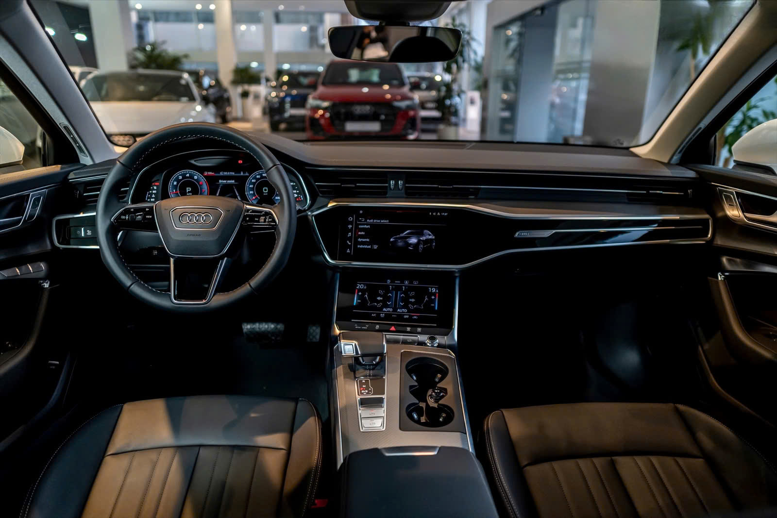 Hình ảnh chi tiết bánh xe và mâm 18 inch