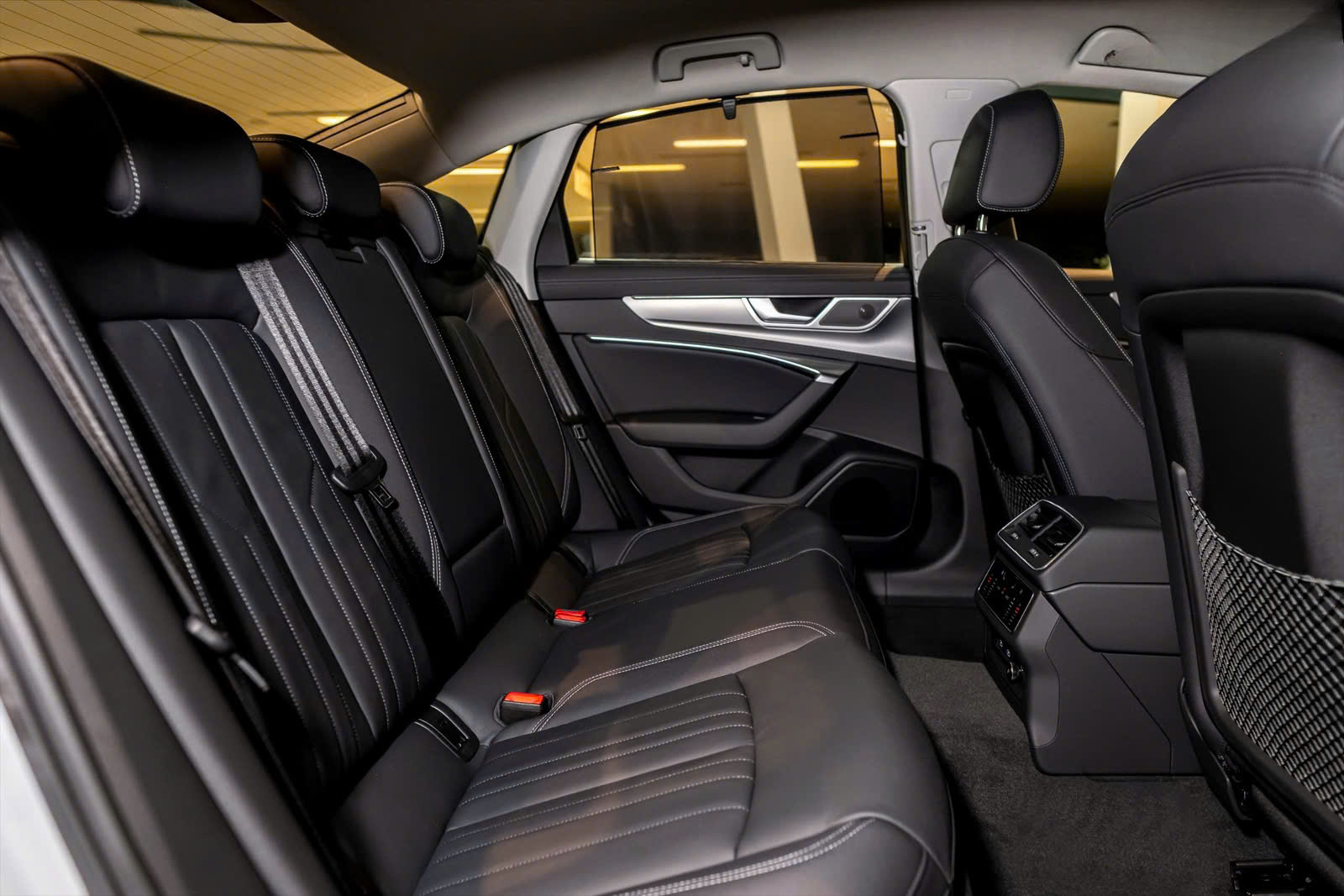 Hình ảnh hàng ghế sau và nội thất rộng rãi