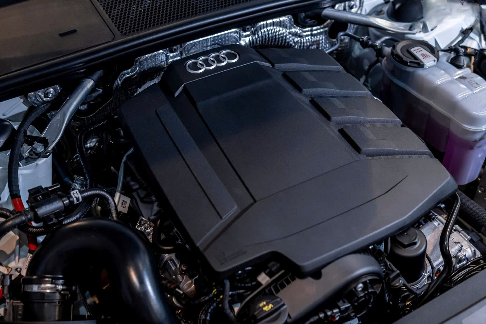 Hình ảnh động cơ hoặc khoang lái Audi A6