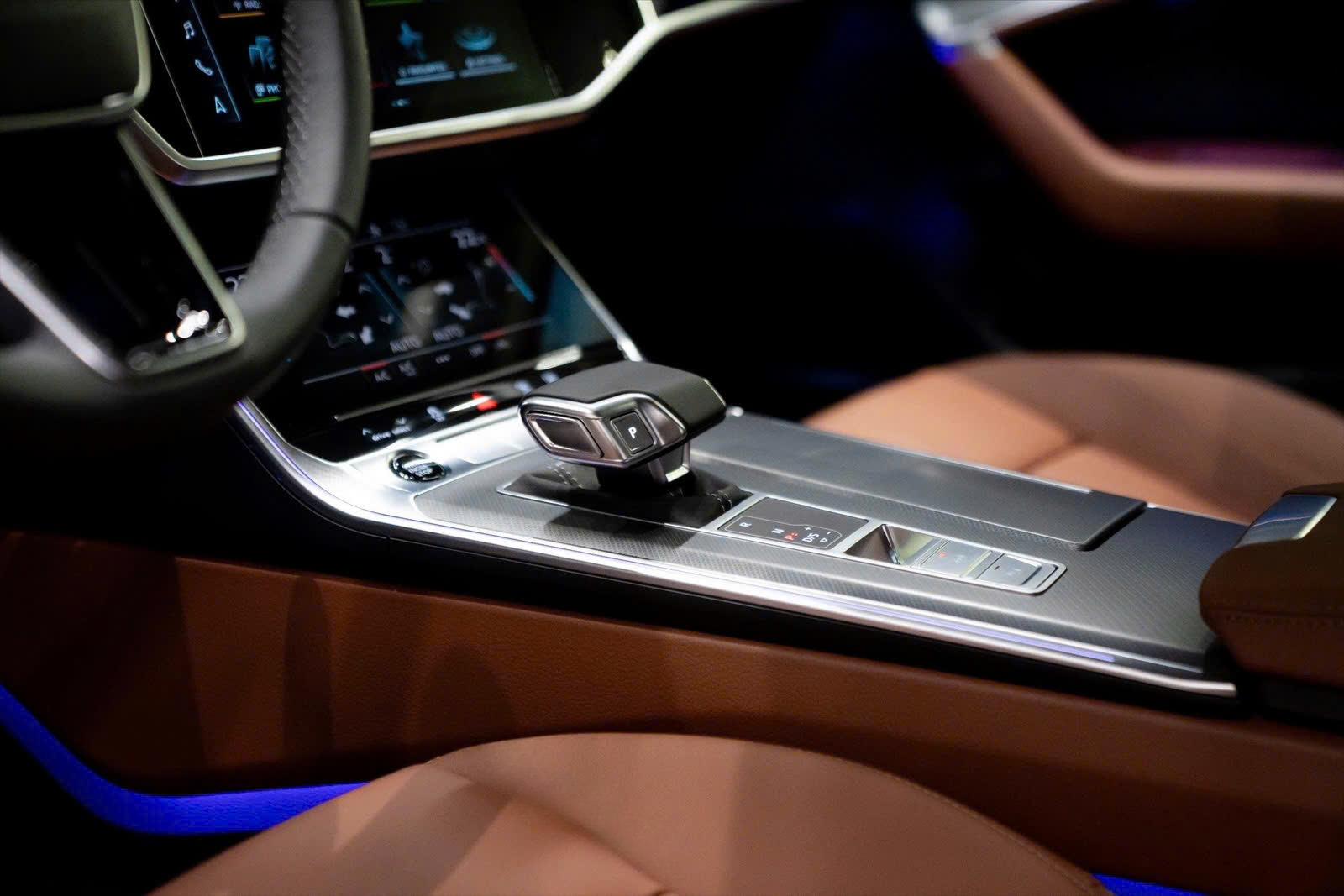 Hình ảnh vô lăng và bảng điều khiển kỹ thuật số