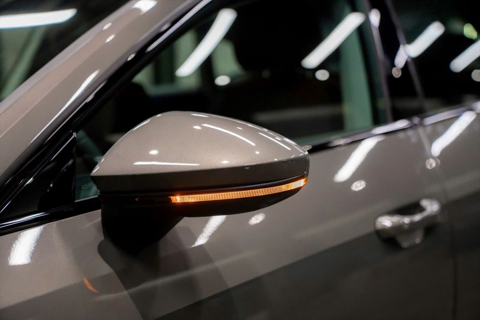 Hình ảnh khoang lái với hai màn hình cảm ứng