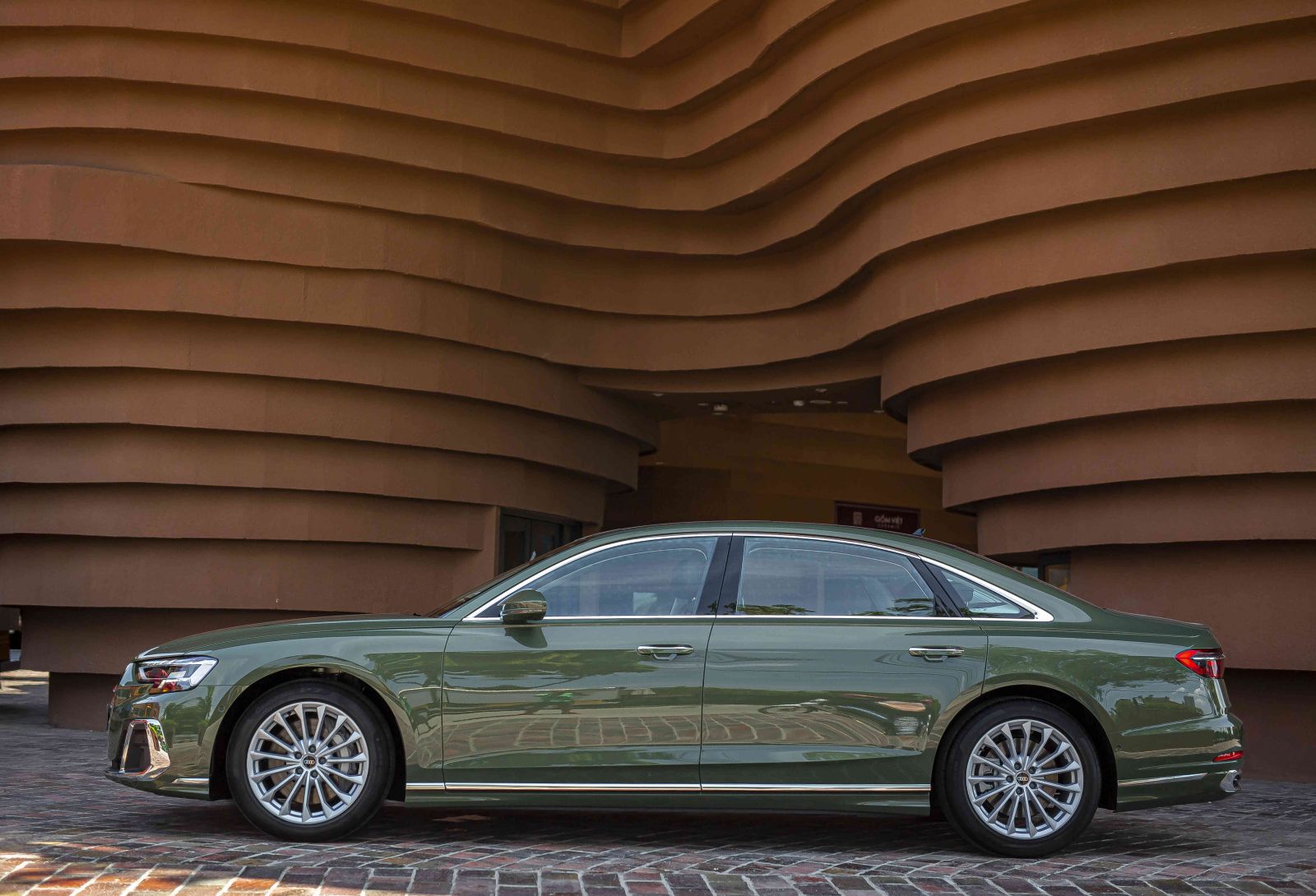 Thân xe Audi A8 2025 toát lên vẻ mượt mà cùng ấn tượng thể thao với đường vuốt mái phong cách Coupe