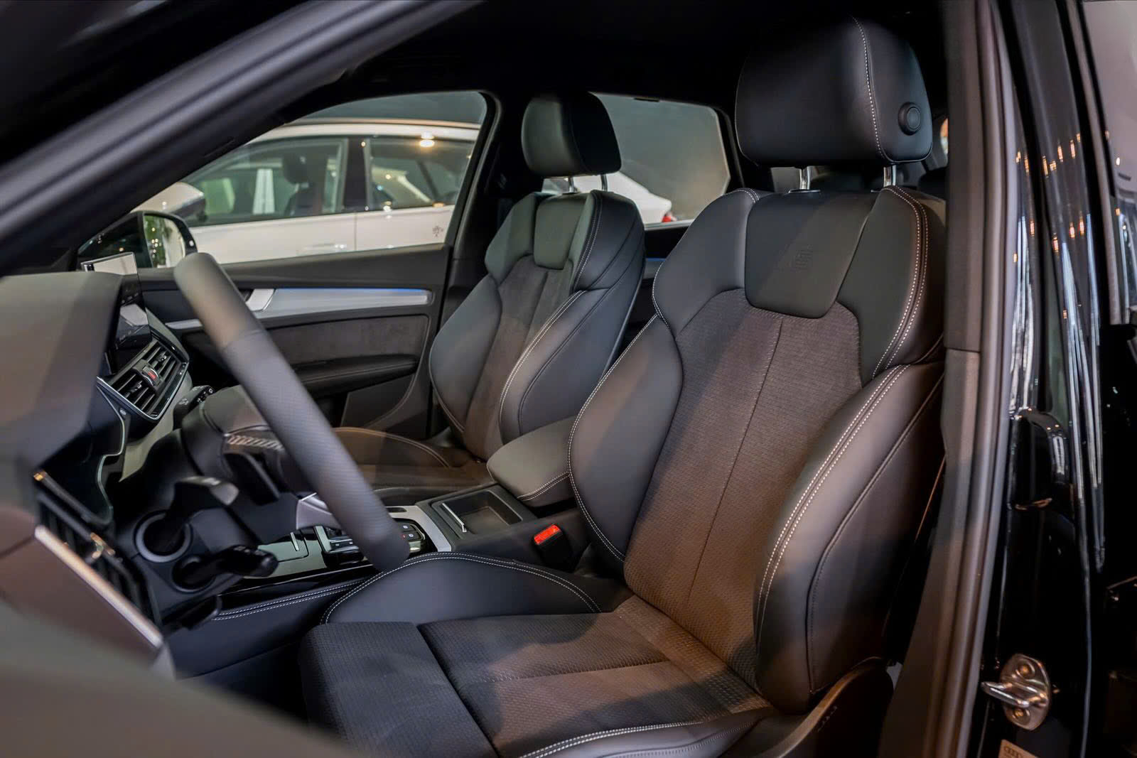 Hình ảnh ghế sau và không gian rộng rãi