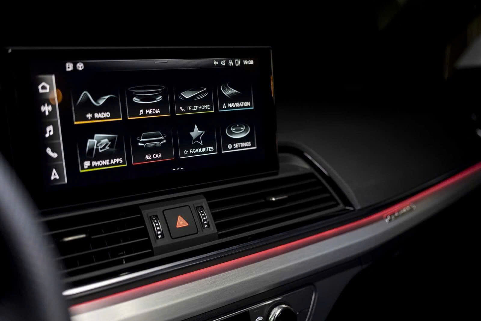 Chi tiết khoang lái và màn hình hiển thị