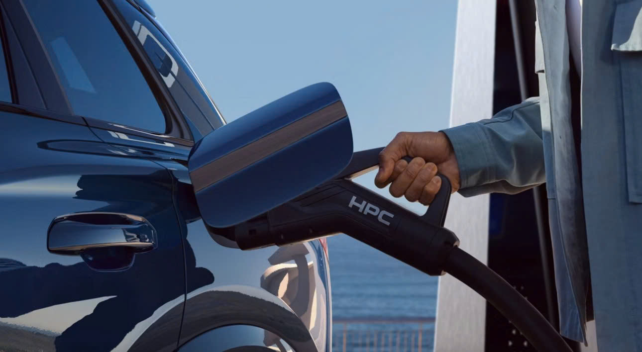 Hình ảnh chi tiết khoang lái và bệ trung tâm