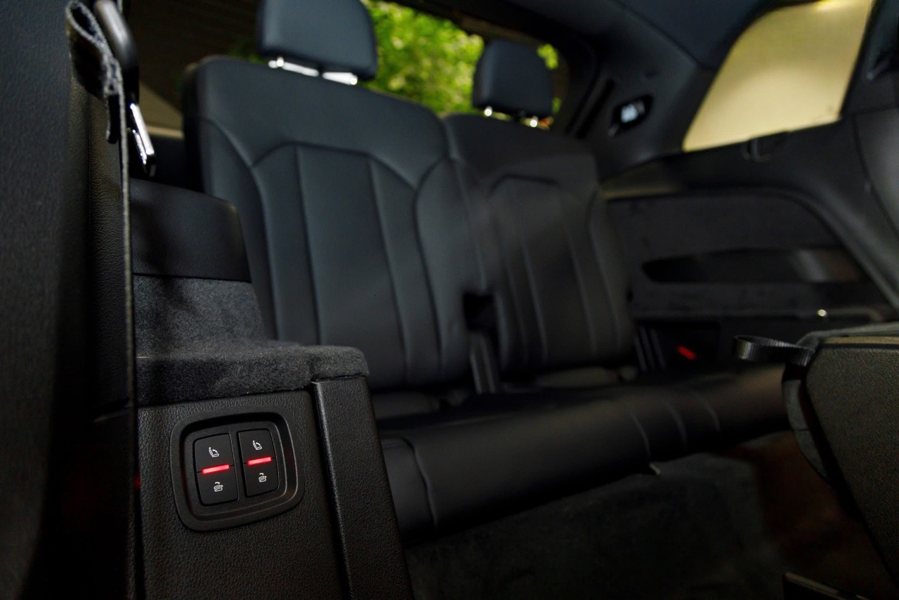 Hình ảnh ghế da Cricket và khoang nội thất