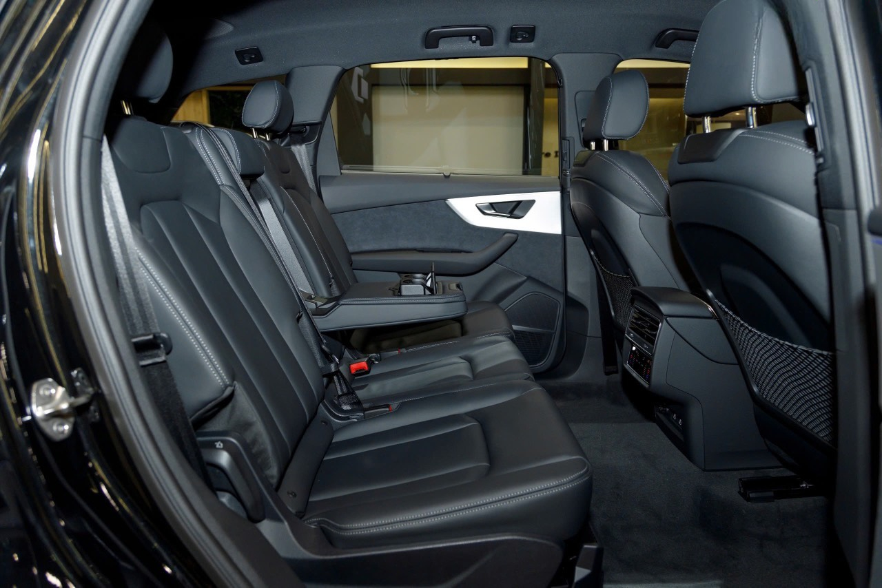 Hình ảnh hàng ghế sau và khoang hành lý