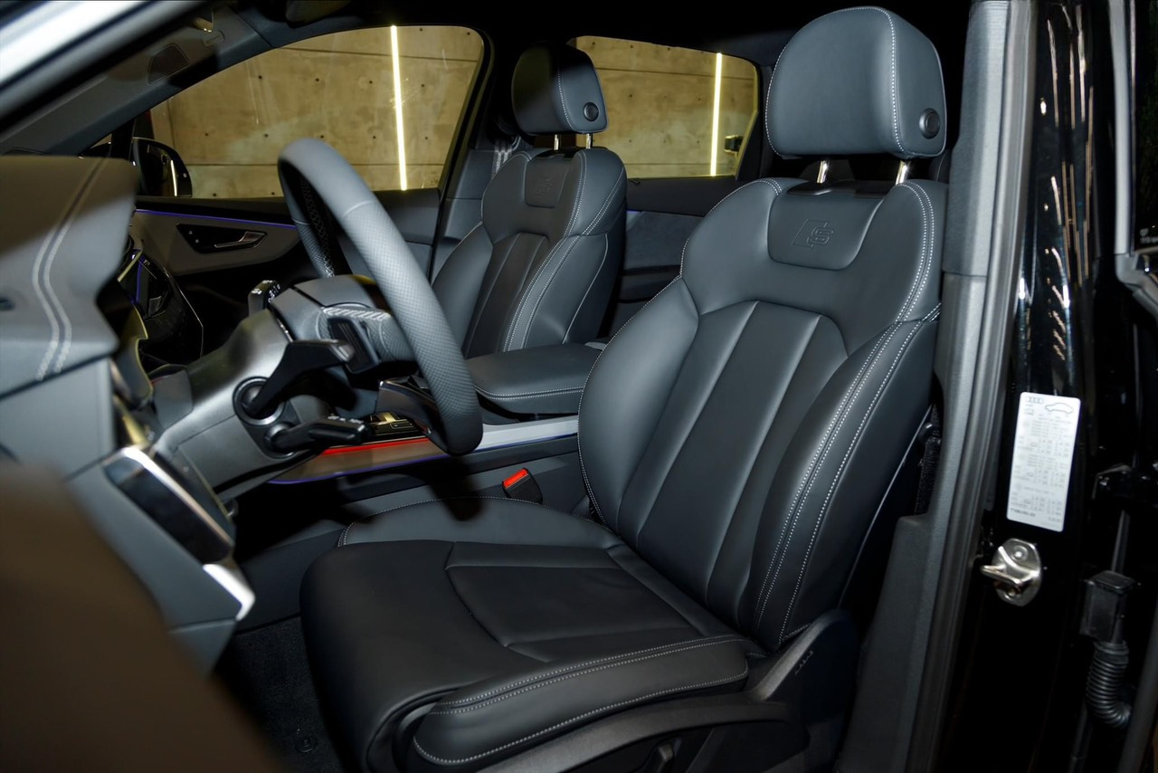 Hình ảnh hàng ghế thứ 3 điều khiển điện