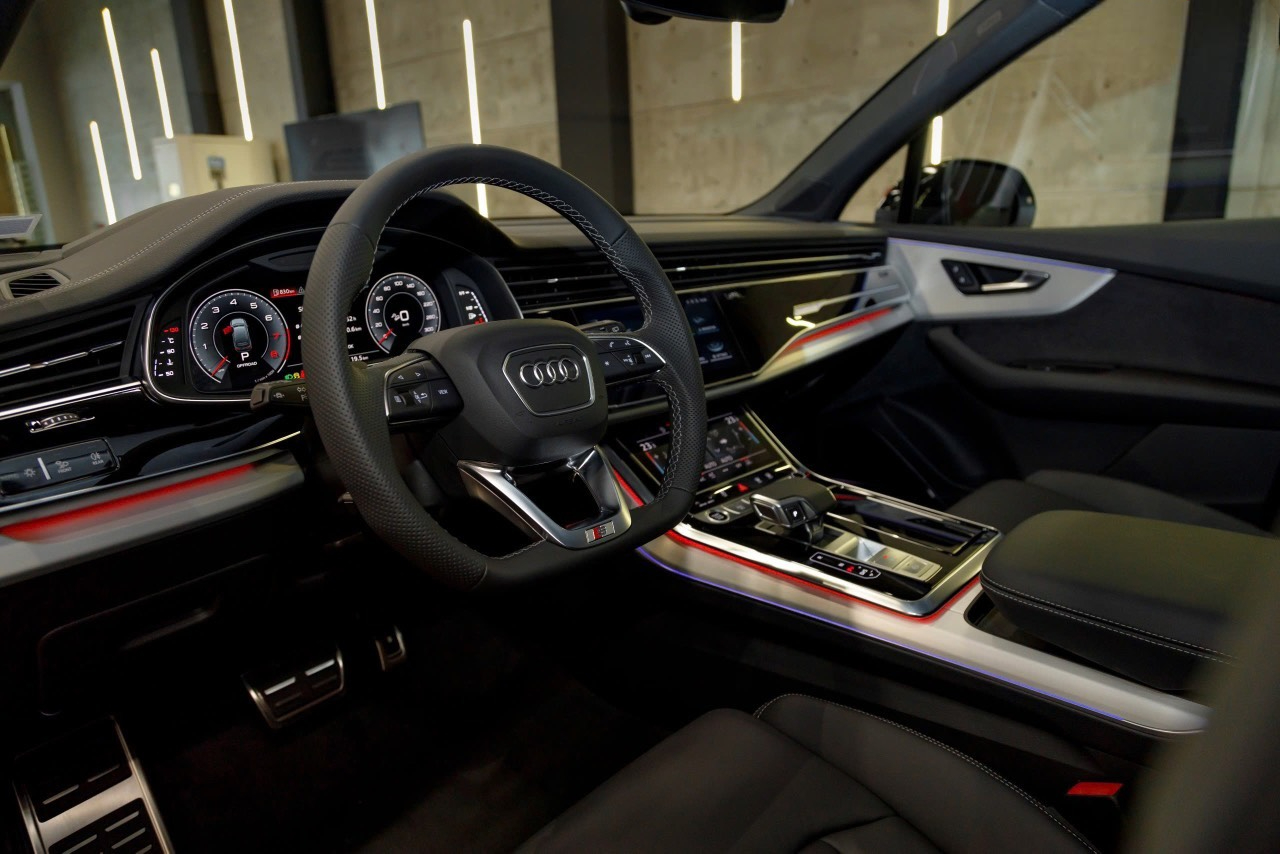 Hình ảnh Audi Q7 đang chạy với hệ thống treo khí thích ứng