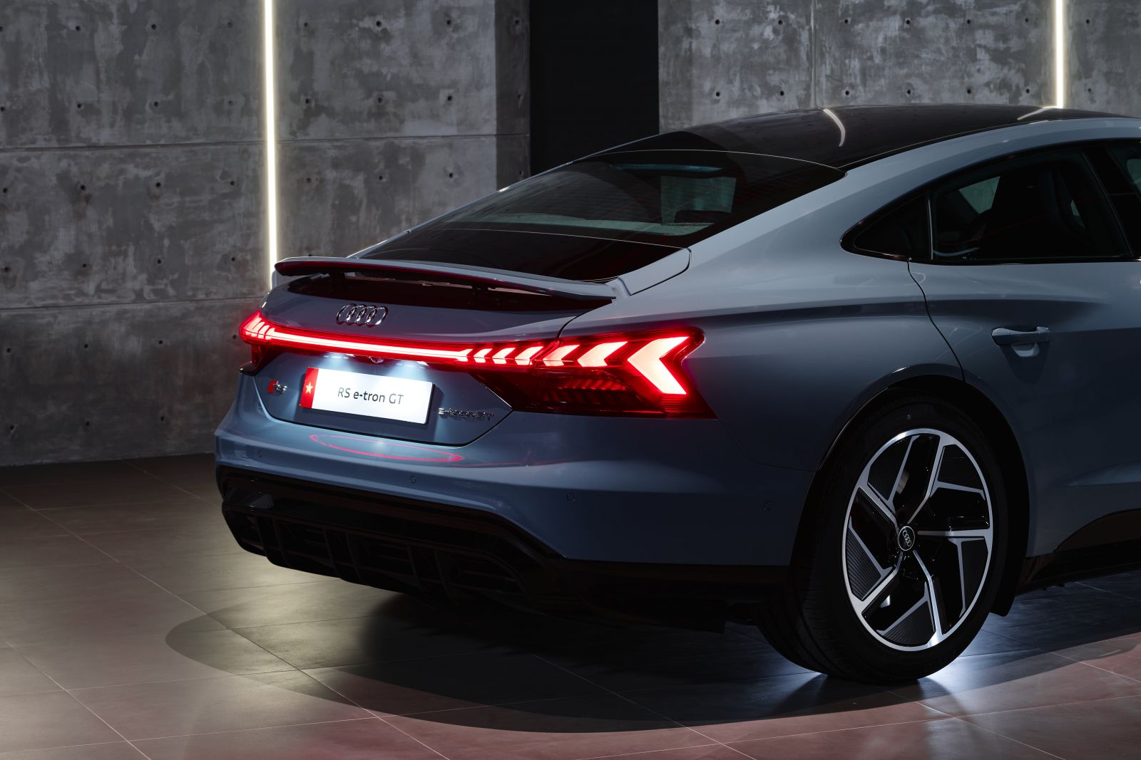 Chi tiết dải đèn LED hậu Audi e-tron GT