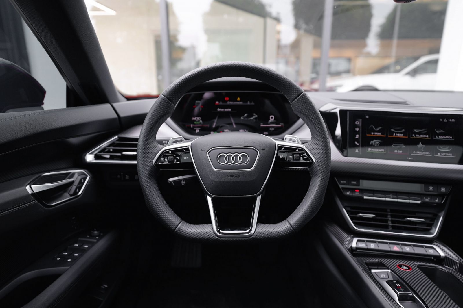 Hình ảnh vô lăng và đồng hồ kỹ thuật số