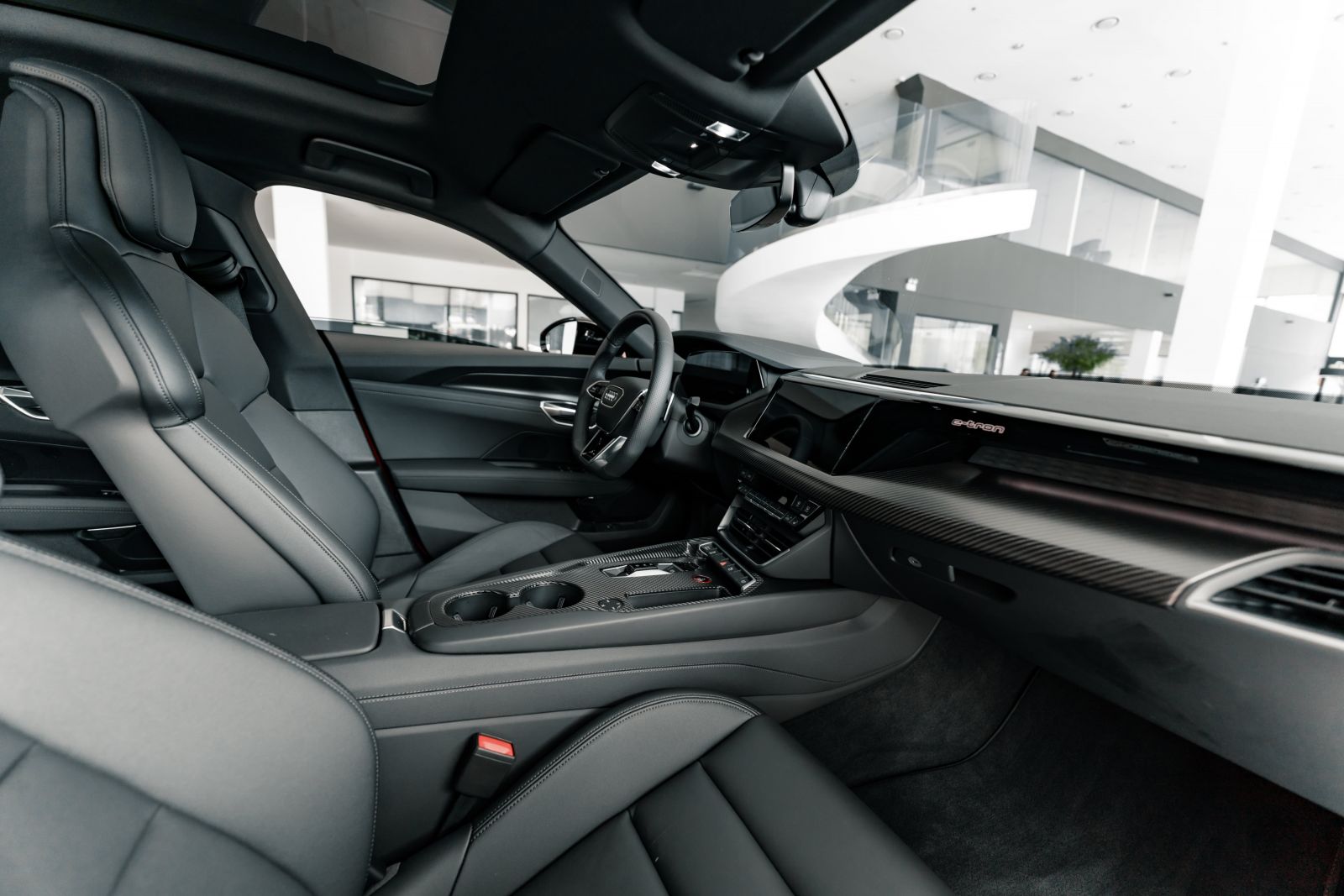 Hình ảnh hàng ghế trước Audi e-tron GT