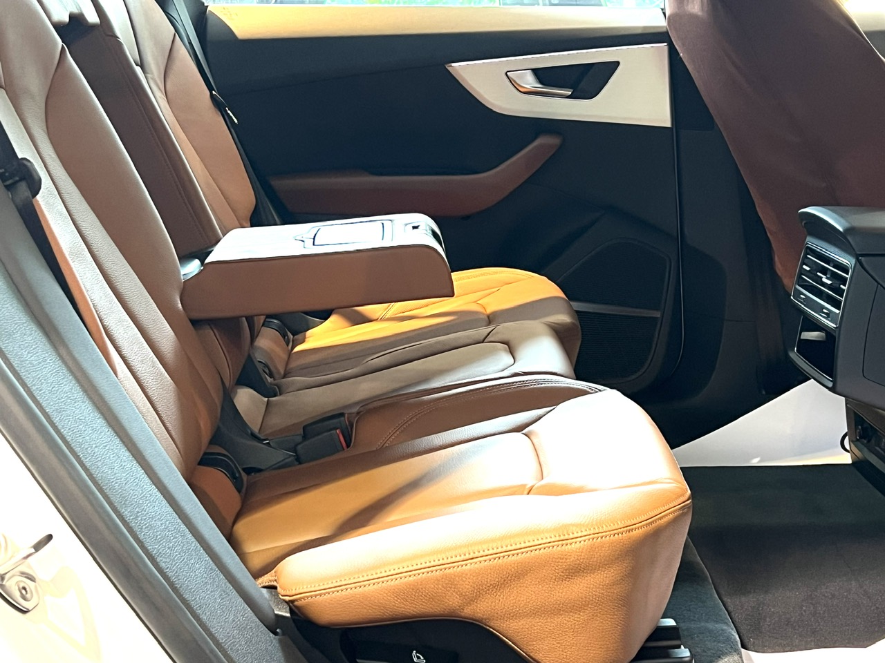 Hệ thống điều hòa hàng ghế sau